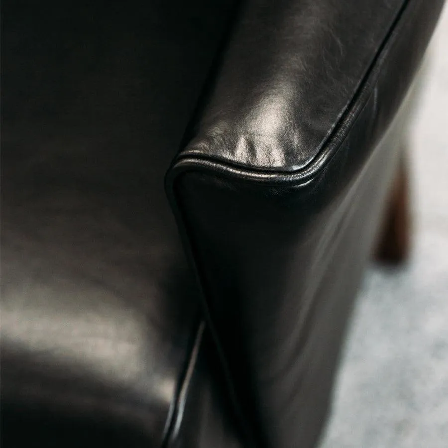 Lily leather armchair in settler black